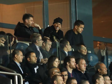 Motta, Neymar y Ben Arfa, en la grada durante un partido del PSG