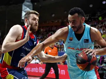 Phil Pressey conduce el balón ante el MoraBanc Andorra Phil Pressey conduce el balón ante el MoraBanc Andorra