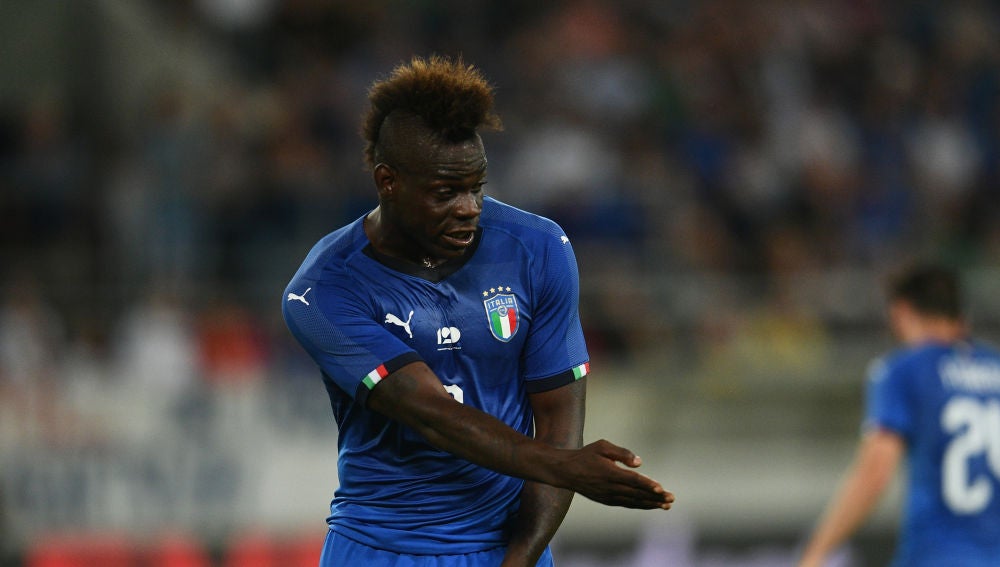 Balotelli protesta una acción durante el Italia - Arabia Saudí