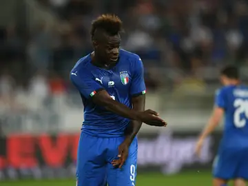 Balotelli protesta una acción durante el Italia - Arabia Saudí Balotelli protesta una acción durante el Italia - Arabia Saudí
