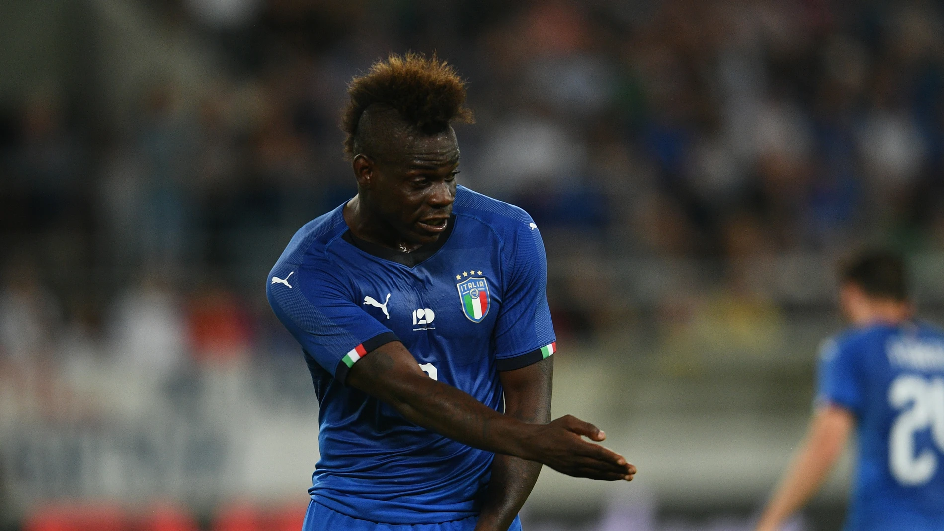 Balotelli protesta una acción durante el Italia - Arabia Saudí Balotelli protesta una acción durante el Italia - Arabia Saudí