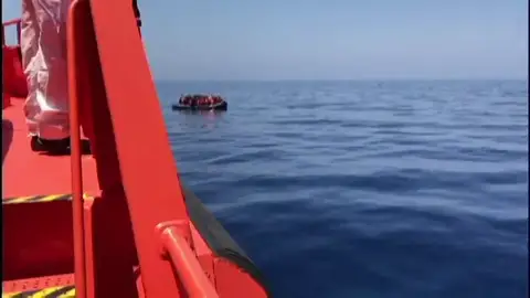 Rescatados 3 niños más de 60 adultos cuando cruzaban el Estrecho en pateras Rescatados 3 niños más de 60 adultos cuando cruzaban el Estrecho en pateras