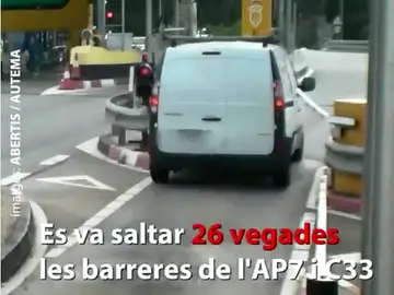 Detenido un hombre acusado de saltarse 26 veces el peaje y embestir en tres ocasiones la barrera de seguridad. Detenido un hombre acusado de saltarse 26 veces el peaje y embestir en tres ocasiones la barrera de seguridad.