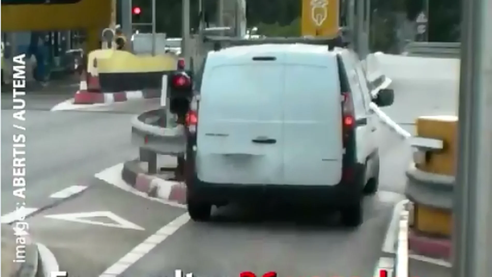 Detenido un hombre acusado de saltarse 26 veces el peaje y embestir en tres ocasiones la barrera de seguridad. Detenido un hombre acusado de saltarse 26 veces el peaje y embestir en tres ocasiones la barrera de seguridad.