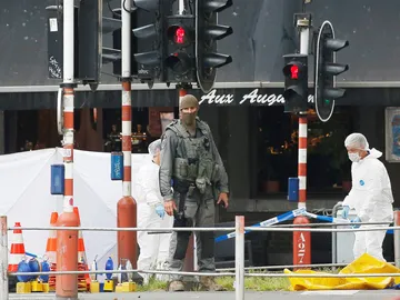 Agentes de policía forense belga investigan el lugar de un tiroteo en Lieja, Bélgica Agentes de policía forense belga investigan el lugar de un tiroteo en Lieja, Bélgica