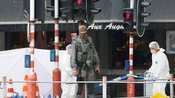 Agentes de policía forense belga investigan el lugar de un tiroteo en Lieja, Bélgica
