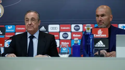 Florentino Pérez, junto a Zidane el día de su despedida Florentino Pérez, junto a Zidane el día de su despedida
