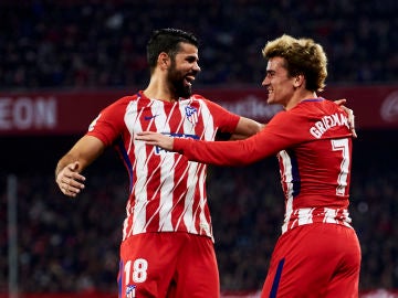 Diego Costa y Griezmann celebran un gol