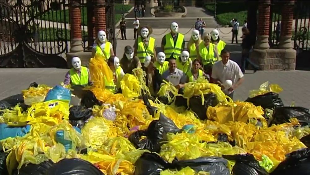 El colectivo "Brigadas de Limpieza" denuncia la tensión en las calles catalanas y presenta unos 200 kilos de lazos amarillos de plástico 