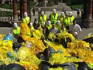 El colectivo "Brigadas de Limpieza" denuncia la tensión en las calles catalanas y presenta unos 200 kilos de lazos amarillos de plástico El colectivo "Brigadas de Limpieza" denuncia la tensión en las calles catalanas y presenta unos 200 kilos de lazos amarillos de plástico