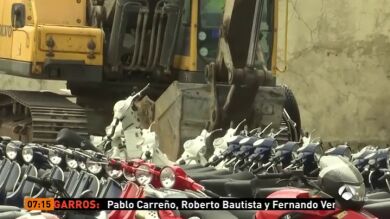 Destruyen a golpes más de un centenar de motocicletas de contrabando en Filipinas