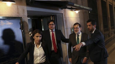 Así fue la salida de Mariano Rajoy del restaurante donde permaneció más de ocho horas mientras se debatía la moción de censura