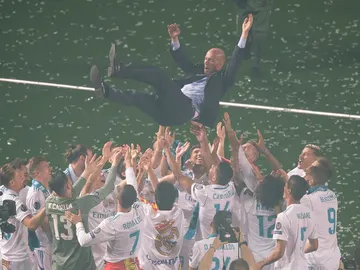 Zidane, manteado por sus jugadores Zidane, manteado por sus jugadores