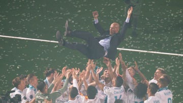 Zidane, manteado por sus jugadores