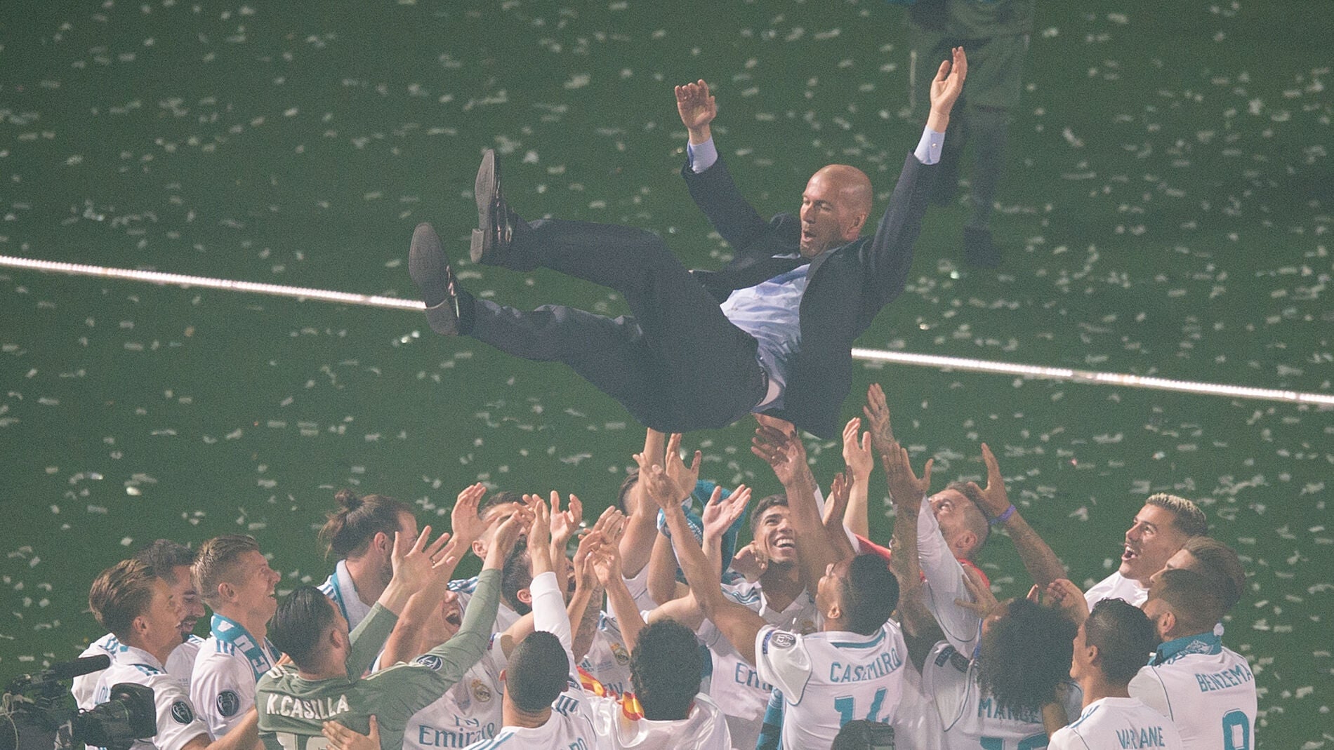 Zidane, manteado por sus jugadores
