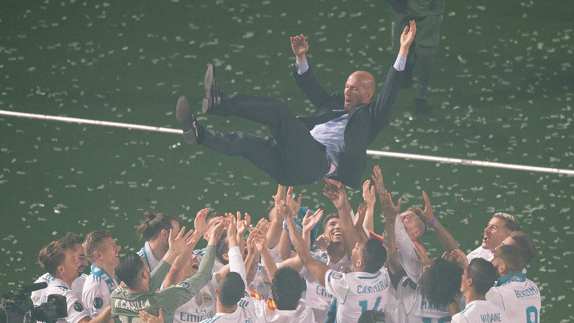 Zidane, manteado por sus jugadores Zidane, manteado por sus jugadores