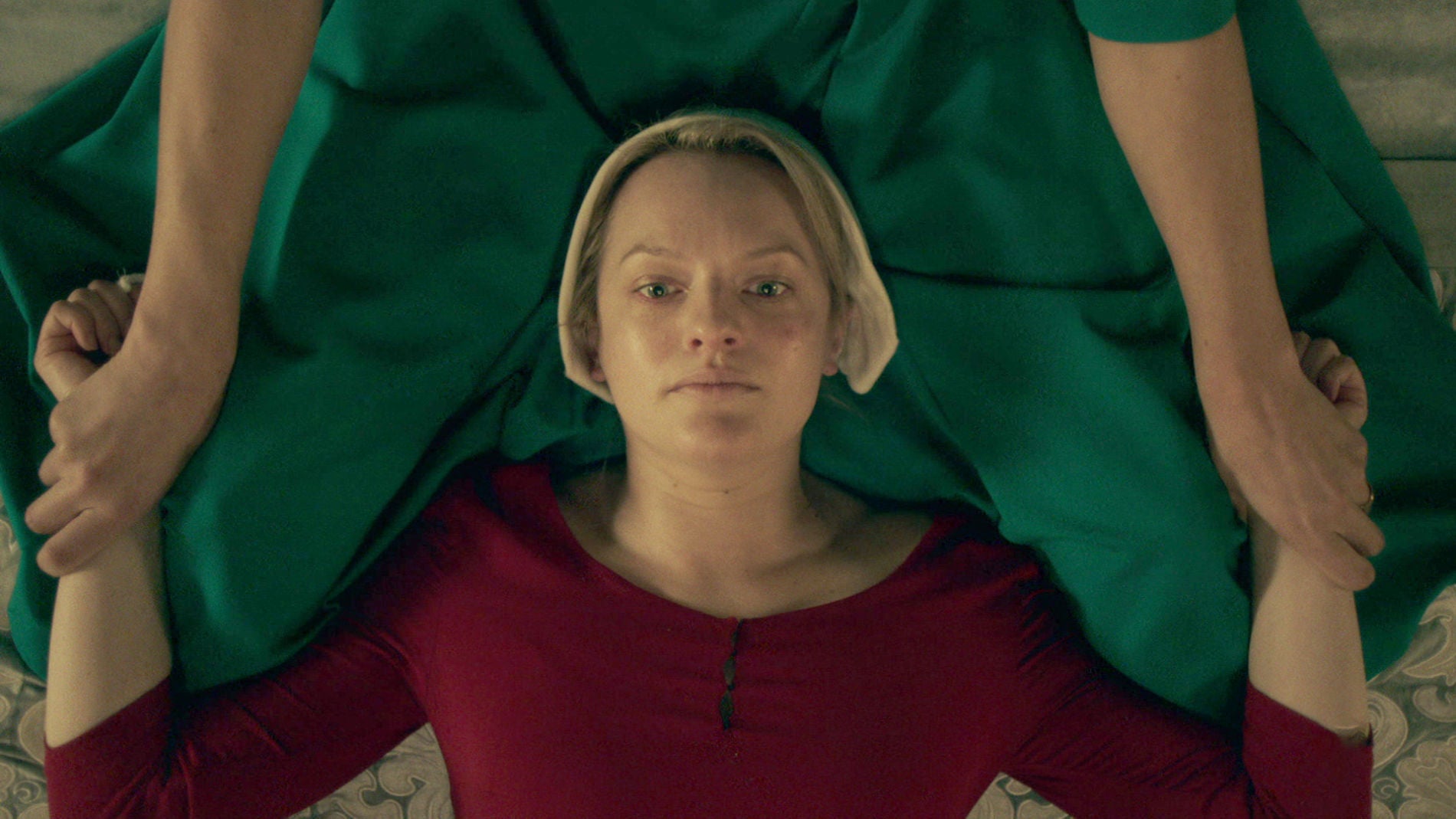 As&iacute; es 'El cuento de la criada': "Servir&eacute;is a los hijos de los fieles, engendrar&eacute;is a sus hijos por ellas"