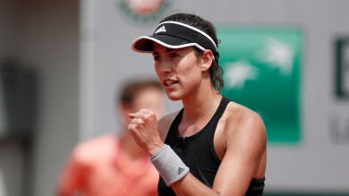 <p>Garbiñe Muguruza pasa por encima de Sharapova y se mete en semifinales de Roland Garros</p>