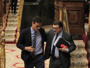 Aitor Esteban junto a Pedro Sánchez en el debate de la moción de censura