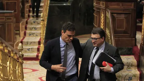 Aitor Esteban junto a Pedro Sánchez en el debate de la moción de censura Aitor Esteban junto a Pedro Sánchez en el debate de la moción de censura