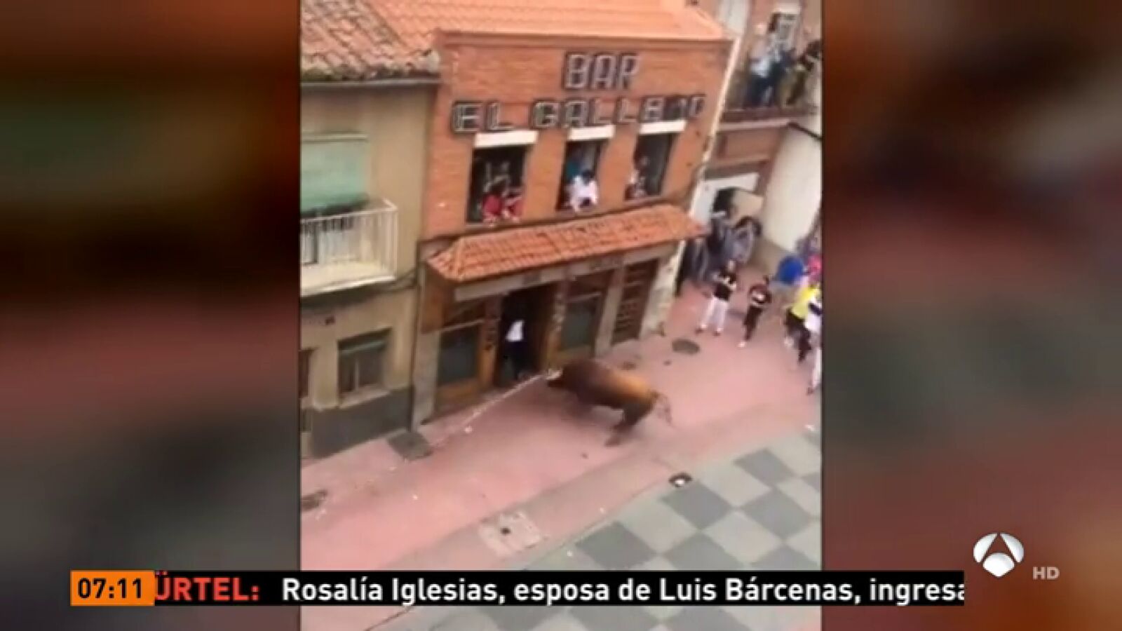 Un toro se lanza hacia un grupo de personas durante las fiestas de Benavente (Zamora)