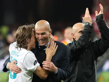 Zidane abraza a Modric tras ganar la Champions Zidane abraza a Modric tras ganar la Champions