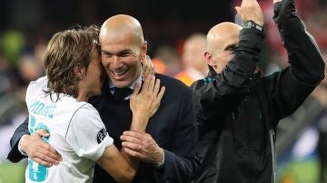 Zidane abraza a Modric tras ganar la Champions