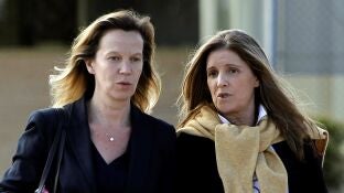 Rosal&iacute;a Iglesias (d), mujer del extesorero del PP Luis B&aacute;rcenas, acompa&ntilde;ada de su abogada