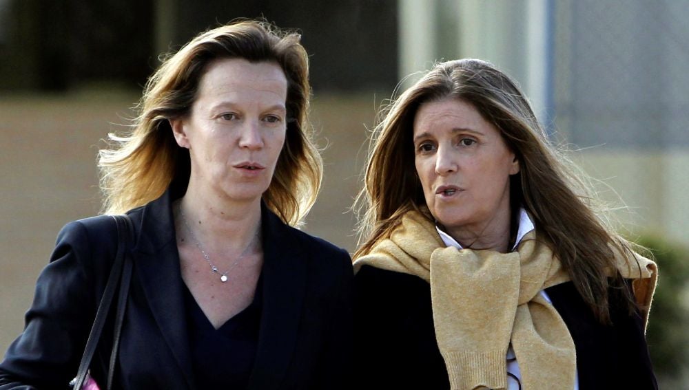 Rosalía Iglesias (d), mujer del extesorero del PP Luis Bárcenas, acompañada de su abogada