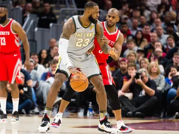 LeBron James postea a Chris Paul LeBron James postea a Chris Paul
