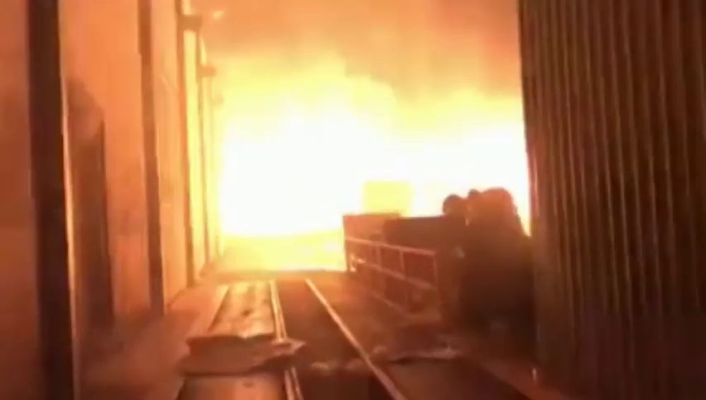 Incendio en una planta de residuos con llamas de hasta 15 metros en Gran Canaria 
