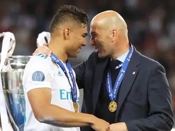 Casemiro y Zidane se saludan tras ganar la Champions Casemiro y Zidane se saludan tras ganar la Champions