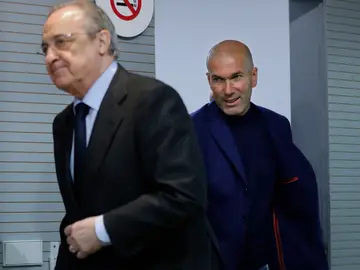 Zidane entra en la sala de prensa con Florentino Pérez Zidane entra en la sala de prensa con Florentino Pérez