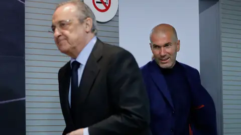 Zidane entra en la sala de prensa con Florentino Pérez Zidane entra en la sala de prensa con Florentino Pérez