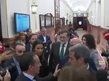 Mariano Rajoy sale del debate parlamentario sobre su moción de censura sin hacer declaraciones Mariano Rajoy sale del debate parlamentario sobre su moción de censura sin hacer declaraciones