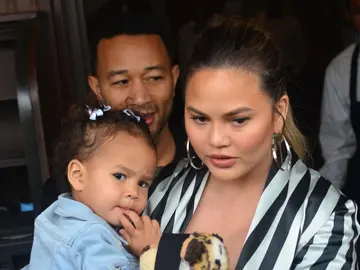 Chrissy Teigen junto a John Legend y su hija Chrissy Teigen junto a John Legend y su hija