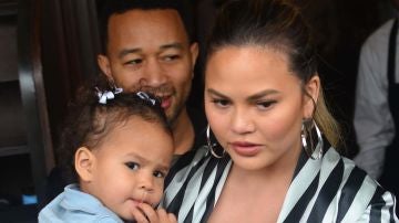 Chrissy Teigen junto a John Legend y su hija