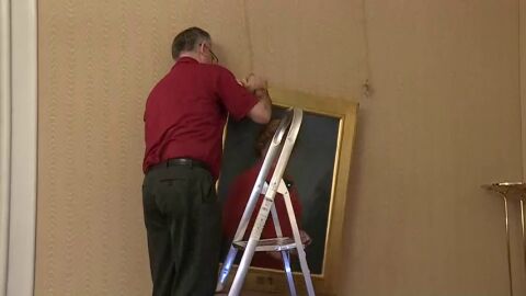 Retiran la placa y el cuadro de Milagrosa Mart&iacute;nez de las Cortes Valencianas