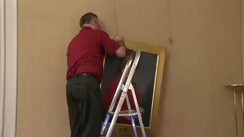 Retiran la placa y el cuadro de Milagrosa Martínez de las Cortes Valencianas Retiran la placa y el cuadro de Milagrosa Martínez de las Cortes Valencianas