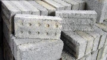 Ladrillos hechos a base de pl&aacute;stico reciclado