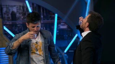 Pablo López y Pablo Motos se enfrentan en 'Dados o chupitos'
