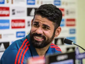 Diego Costa sonríe en rueda de prensa Diego Costa sonríe en rueda de prensa