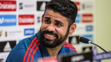 Diego Costa sonríe en rueda de prensa