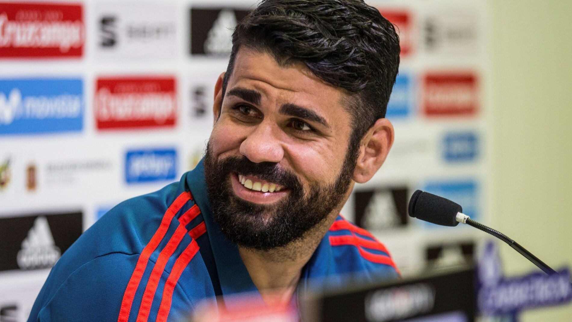 Diego Costa sonr&iacute;e en rueda de prensa