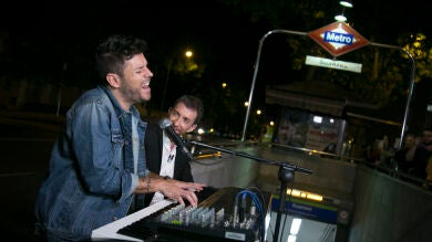 Pablo López regala 6.000€ tras tocar en directo en el metro de Madrid