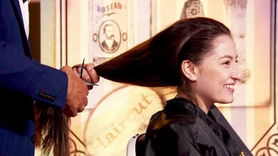 <p>Jesulín de Ubrique destroza el pelo de dos personas del público en 'La noche de Rober'</p>