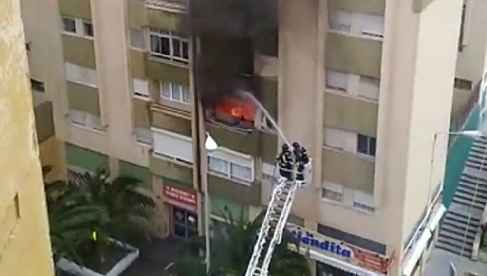 <p>Muere una mujer en un incendio en un bloque de pisos en Las Palmas</p>