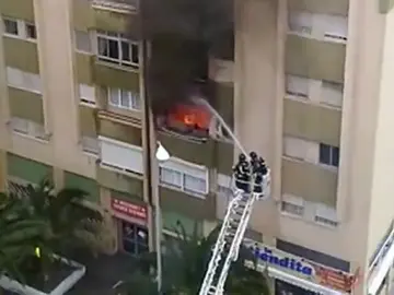 <p>Muere una mujer en un incendio en un bloque de pisos en Las Palmas</p> <p>Muere una mujer en un incendio en un bloque de pisos en Las Palmas</p>