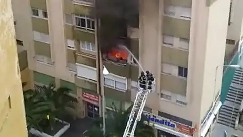 <p>Muere una mujer en un incendio en un bloque de pisos en Las Palmas</p> <p>Muere una mujer en un incendio en un bloque de pisos en Las Palmas</p>