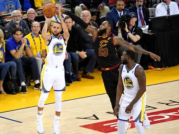 Curry lanza un triple ante la defensa de LeBron James Curry lanza un triple ante la defensa de LeBron James